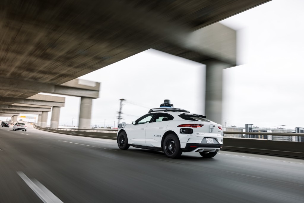 Waymo привлекает $16 млрд инвестиций