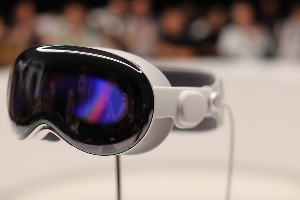 Руководитель Vision Pro переходит в OpenAI